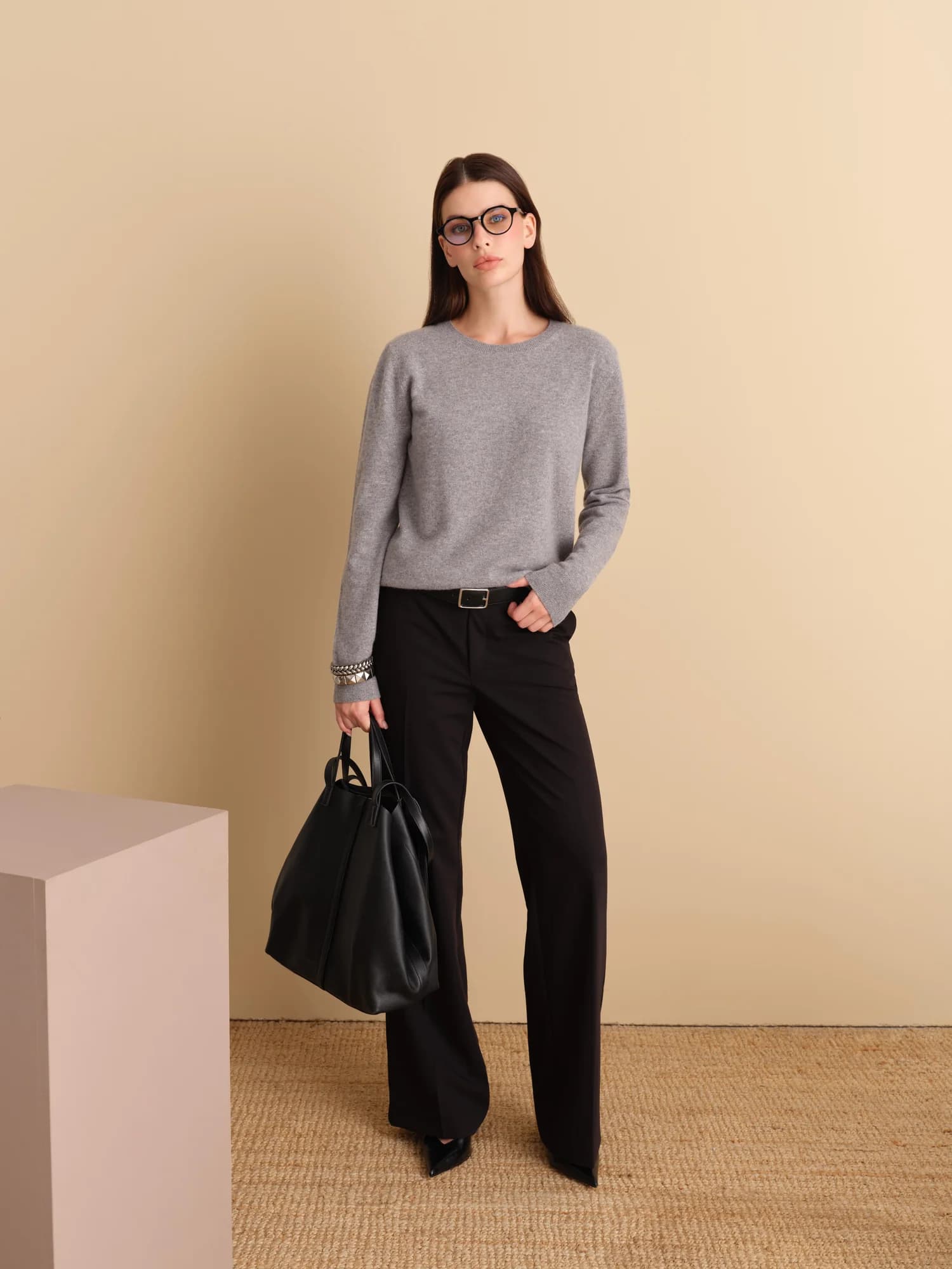 Gri kazak ve geniş paça pantolonlu model